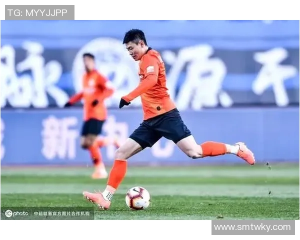 大连一方迎战北京人和争夺中超联赛关键三分之战